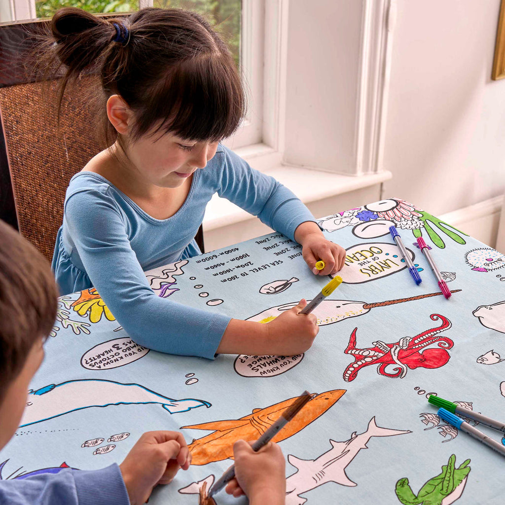 Tovaglia 130 x 85 cm Con 10 Pennarelli Lavabili - In Fondo Al Mare