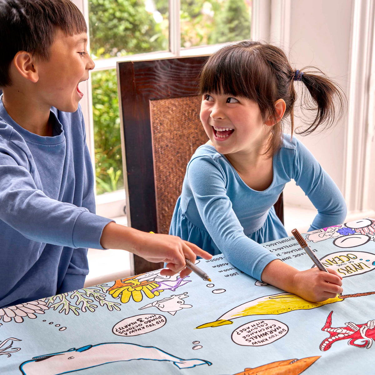 Tovaglia 130 x 85 cm Con 10 Pennarelli Lavabili - In Fondo Al Mare