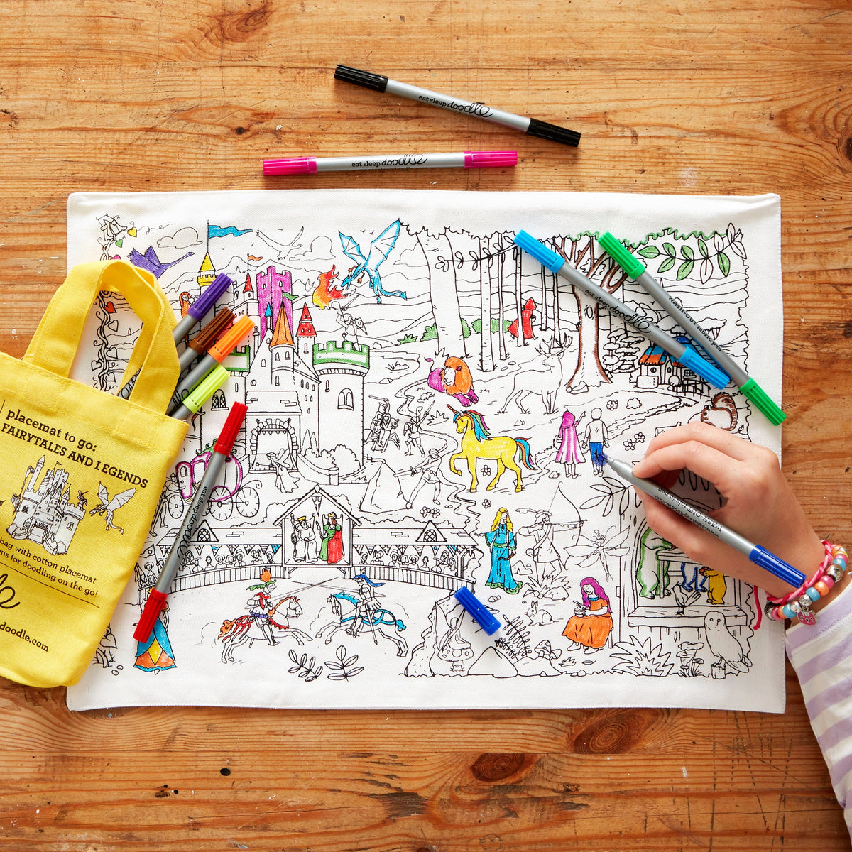 Tovaglietta 33 x 47 cm Con 10 Pennarelli Lavabili - Favole - Eatsleepdoodle