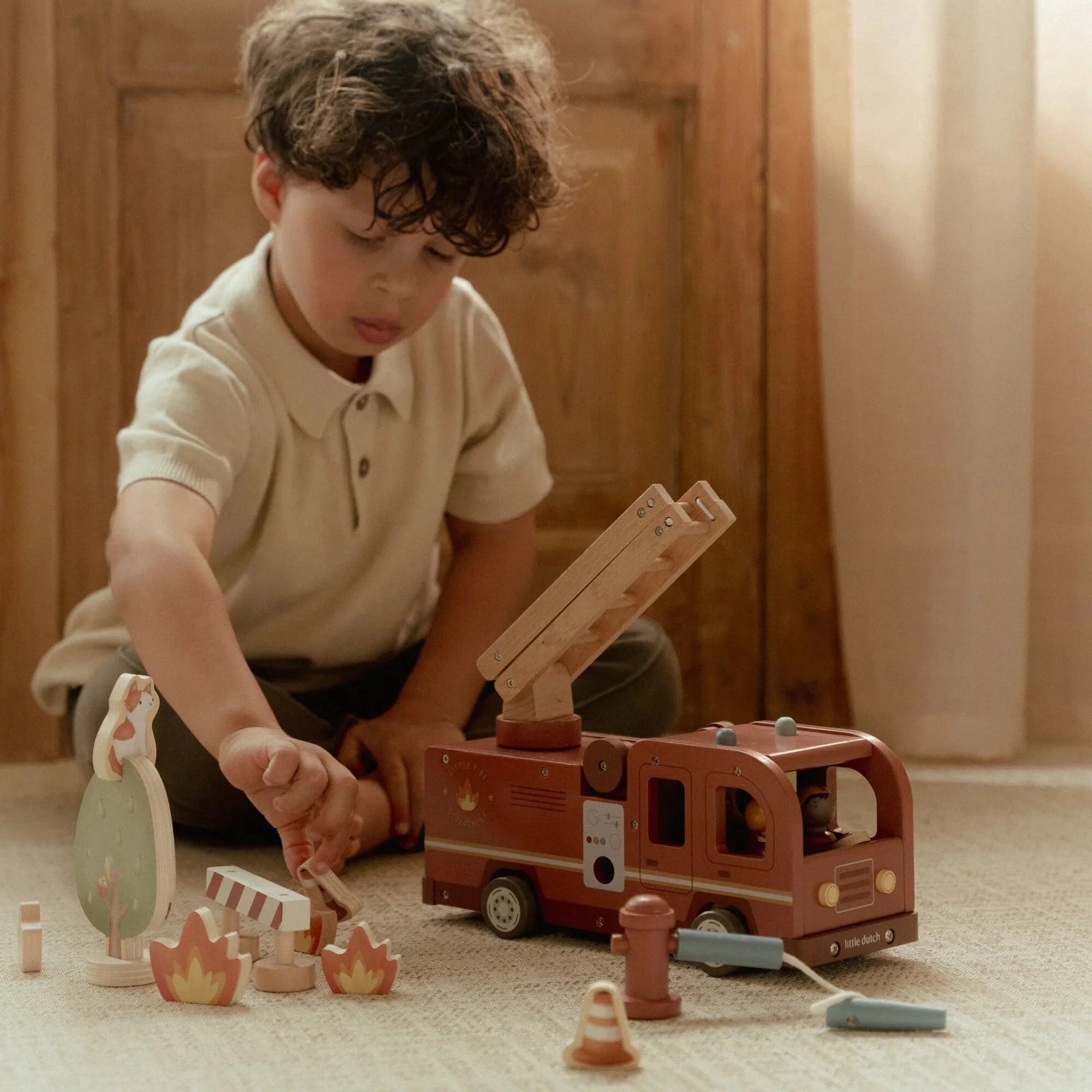 Camion Grande Dei Pompieri Con Personaggi In Legno