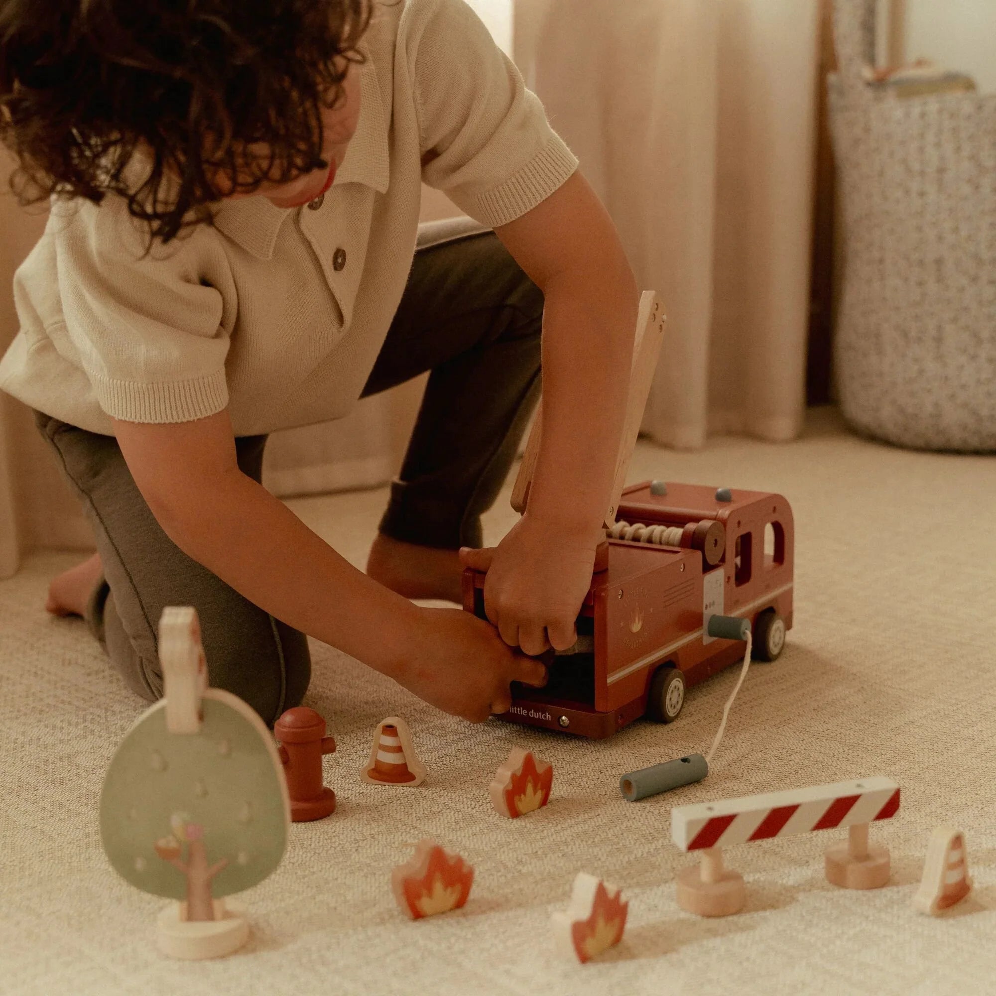Camion Grande Dei Pompieri Con Personaggi In Legno