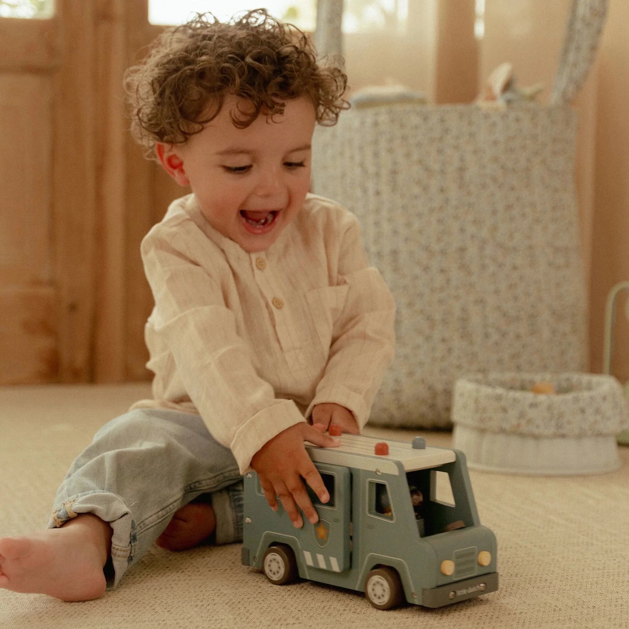 Macchina Grande Della Polizia Con Personaggi In Legno