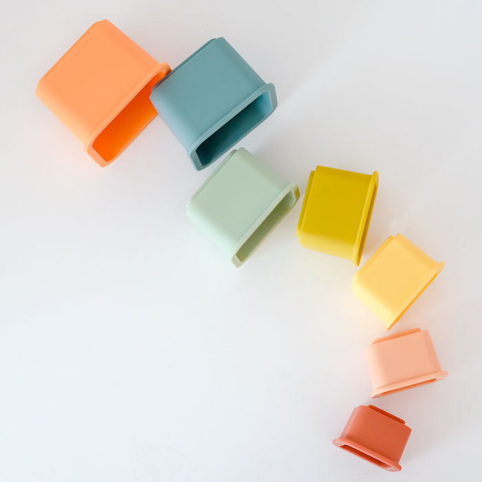 Torre Impilabile In Silicone Con Bicchierini Quadrati